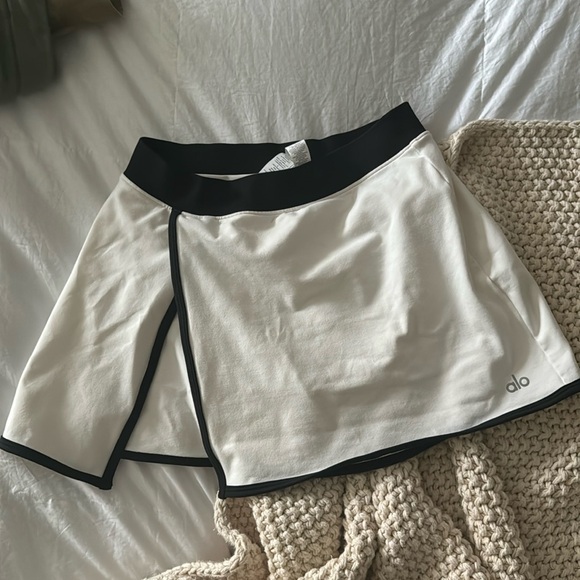 Alo Tennis Skirt - Picture 1 of 3